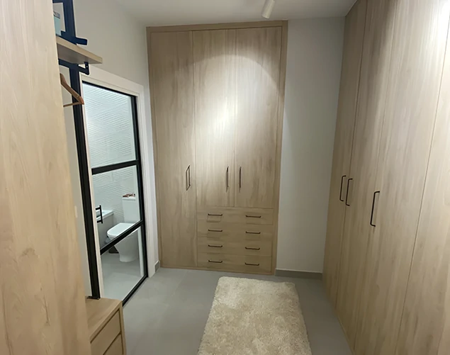 Un vestidor entre el dormitorio y el baño